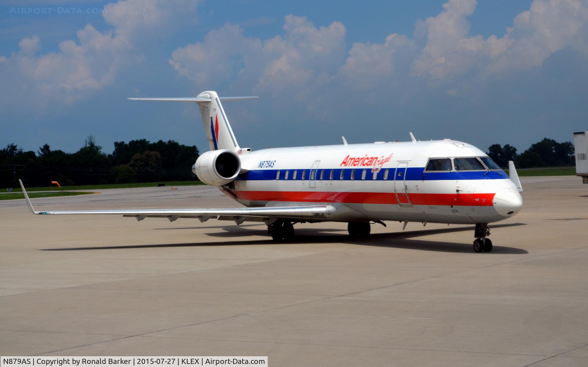 N879AS, 2002 Bombardier CRJ-200ER (CL-600-2B19) C/N 7600, Taxi Lexington