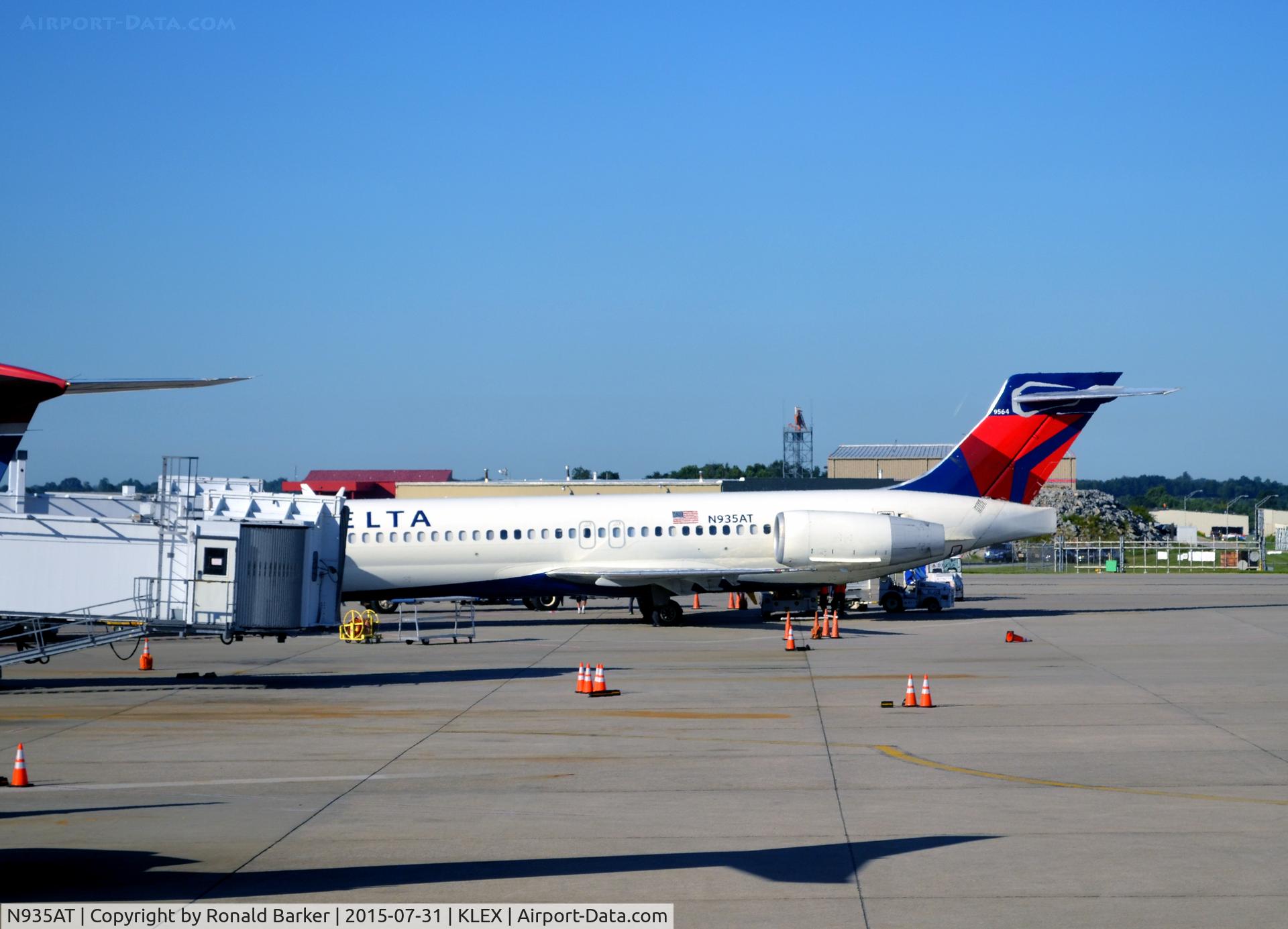 N935AT, 2000 Boeing 717-200 C/N 55069, At the gate Lexington