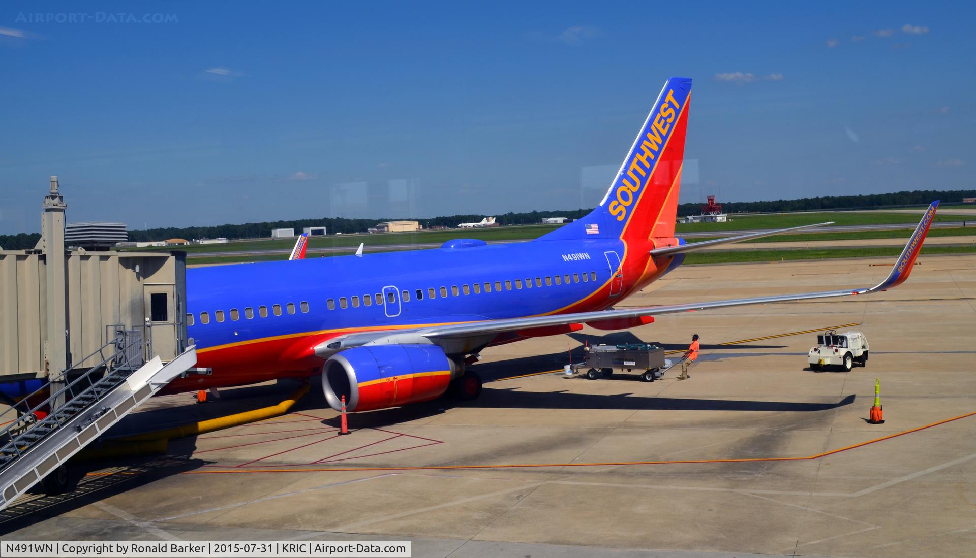 N491WN, 2004 Boeing 737-7H4 C/N 33867, At the gate RIC
