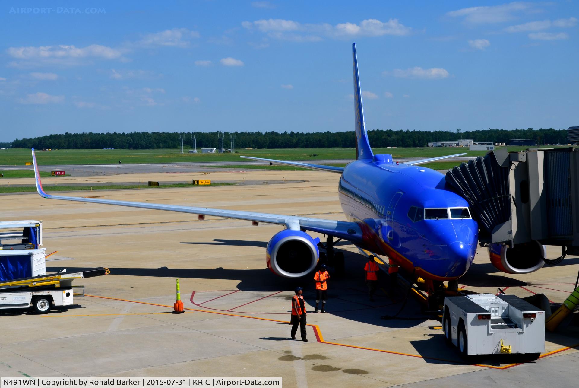 N491WN, 2004 Boeing 737-7H4 C/N 33867, At the gate Richmond