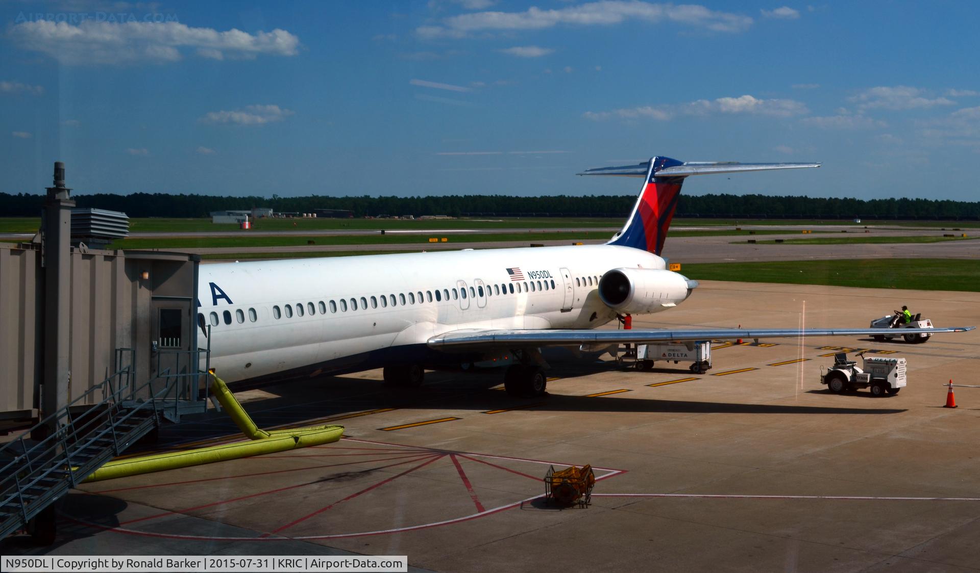 N950DL, 1990 McDonnell Douglas MD-88 C/N 49881, At the gate Richmond
