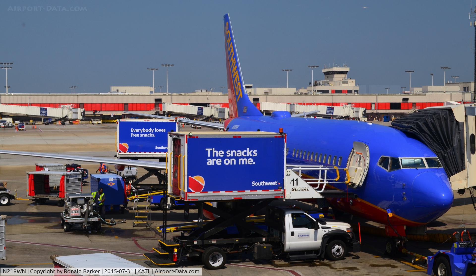 N218WN, 2005 Boeing 737-7H4 C/N 32489, At gate Atlanta