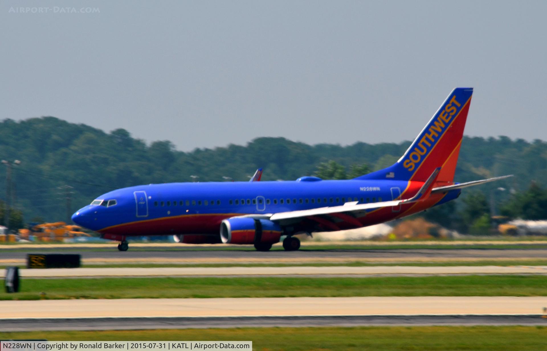 N228WN, 2005 Boeing 737-7H4 C/N 32496, Landing Atlanta