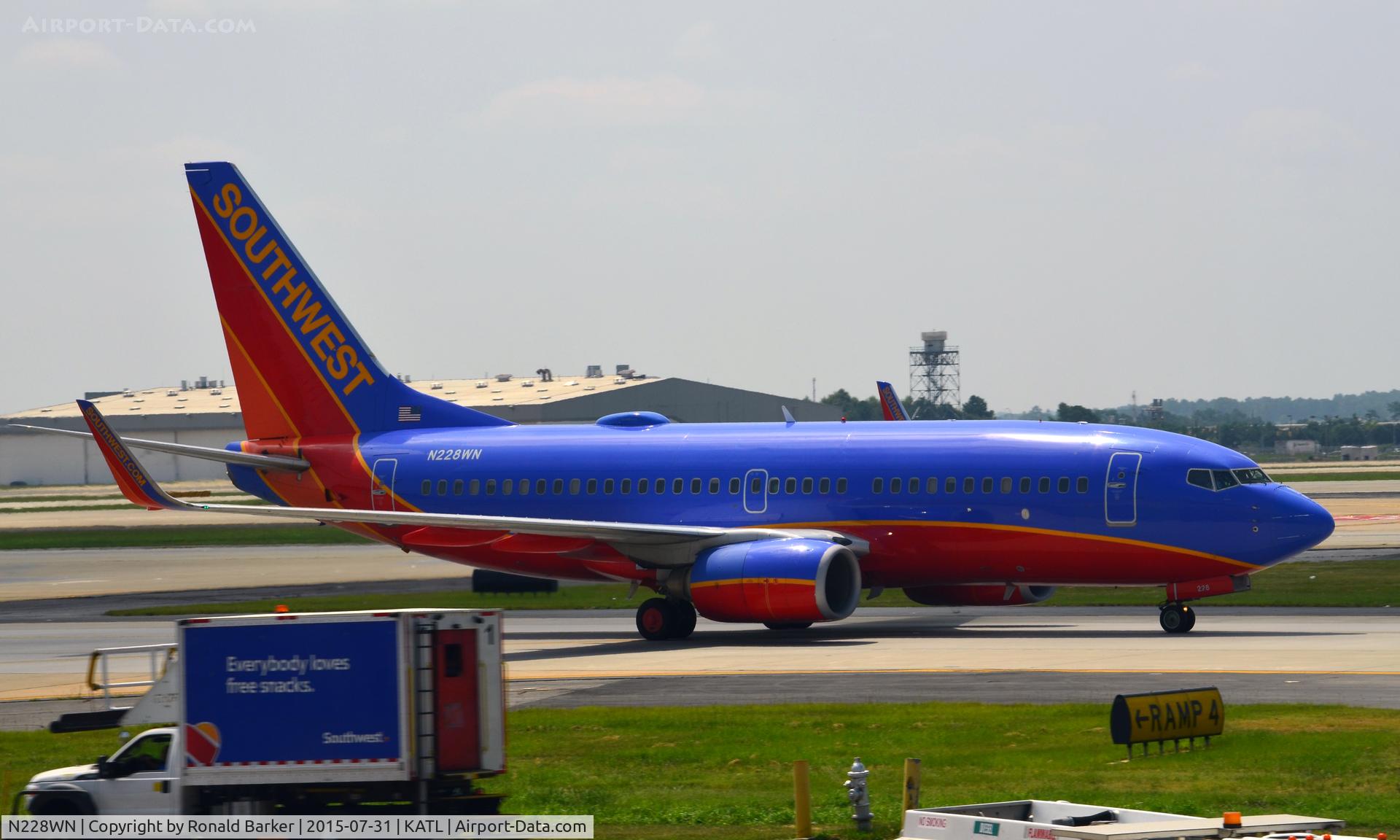 N228WN, 2005 Boeing 737-7H4 C/N 32496, Taxi Atlanta