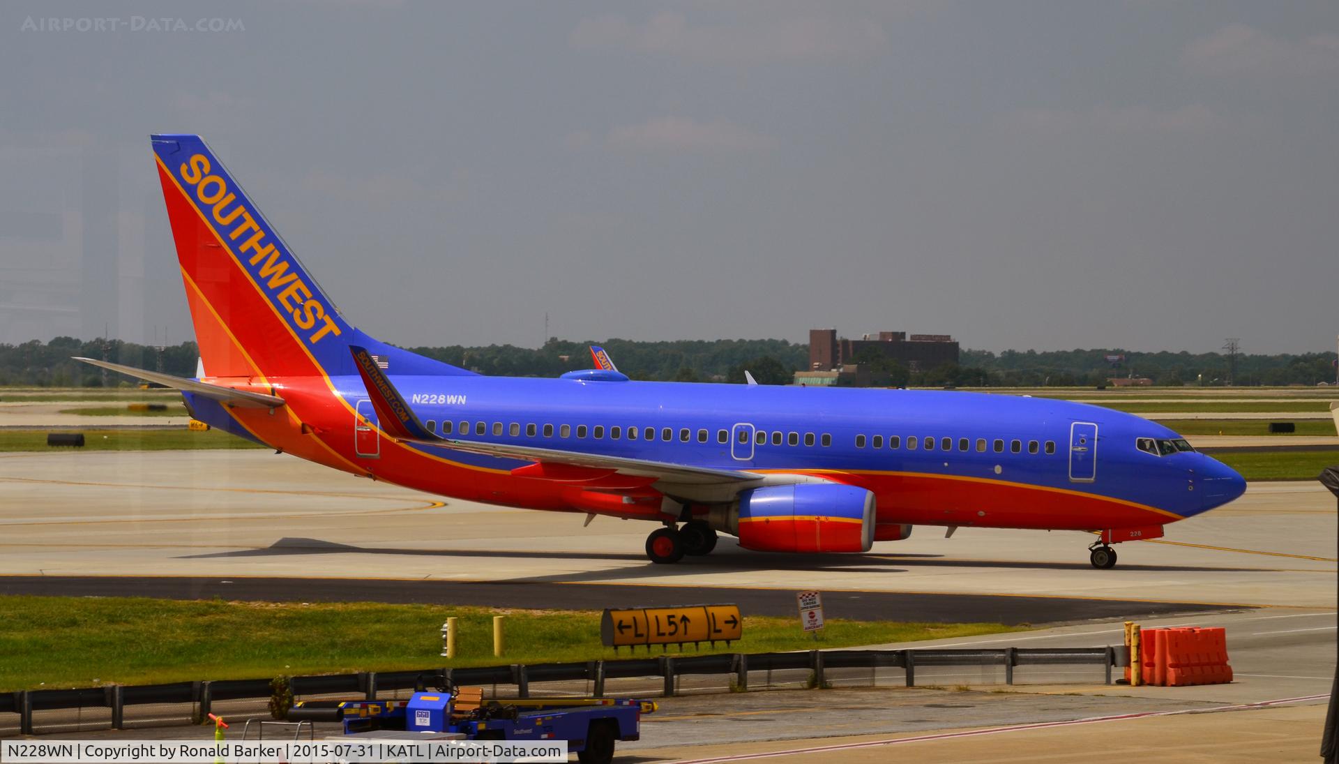 N228WN, 2005 Boeing 737-7H4 C/N 32496, Taxi to gate Atlanta