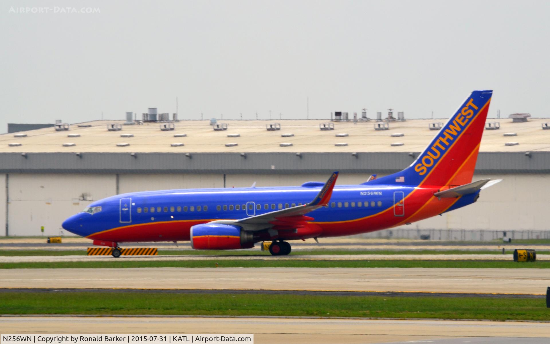 N256WN, 2006 Boeing 737-7H4 C/N 32514, Taxi Atlanta