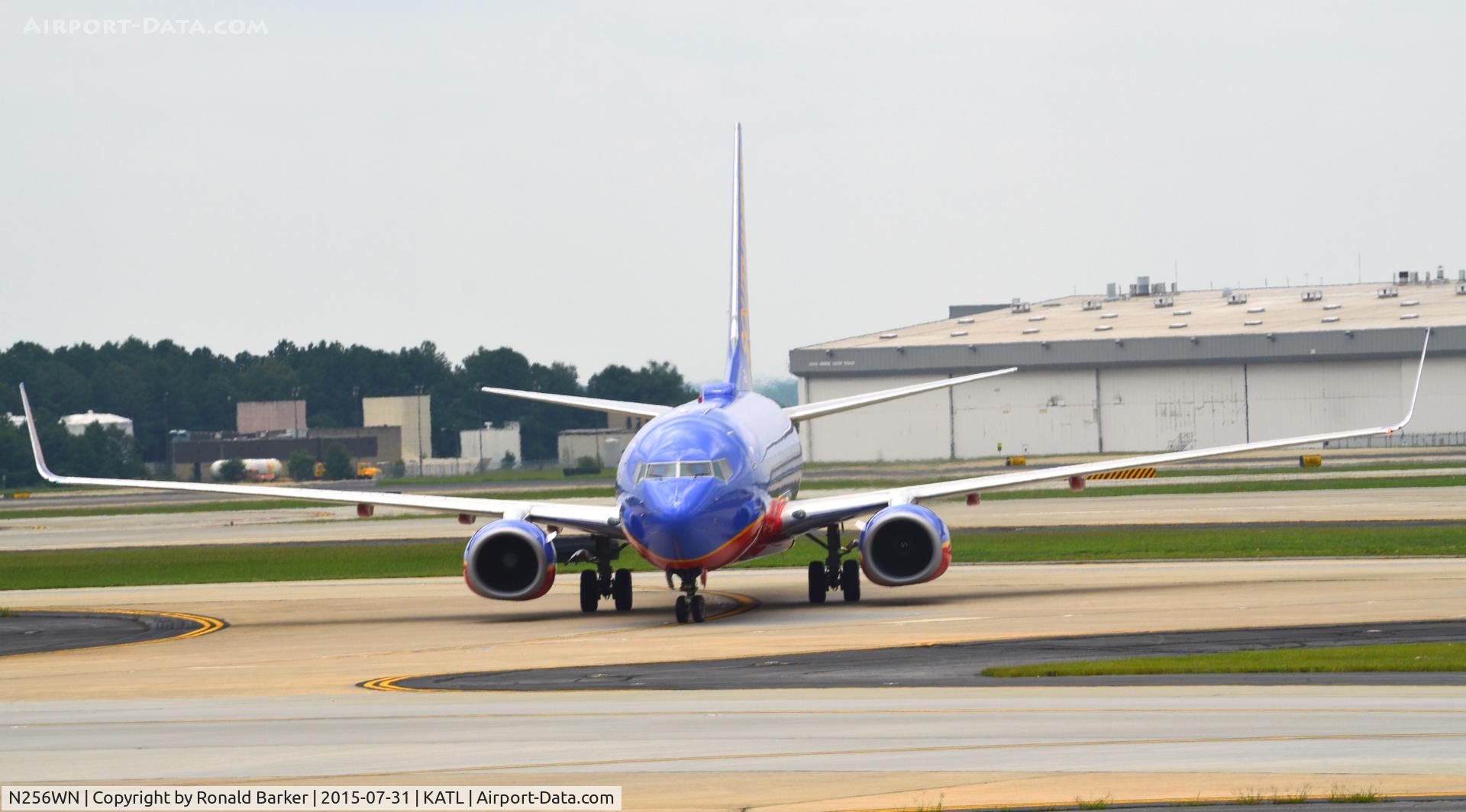 N256WN, 2006 Boeing 737-7H4 C/N 32514, Taxi Atlanta