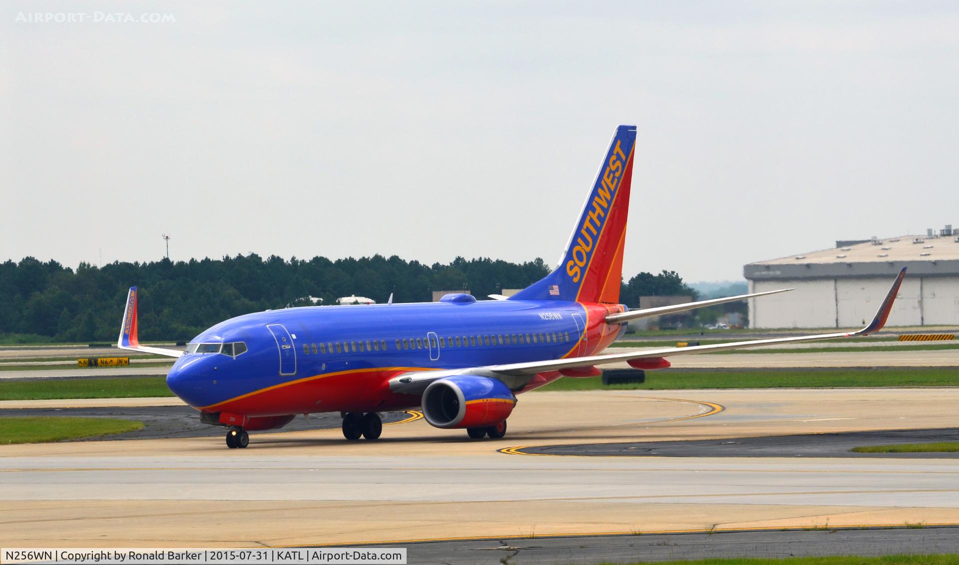 N256WN, 2006 Boeing 737-7H4 C/N 32514, Taxi Atlanta