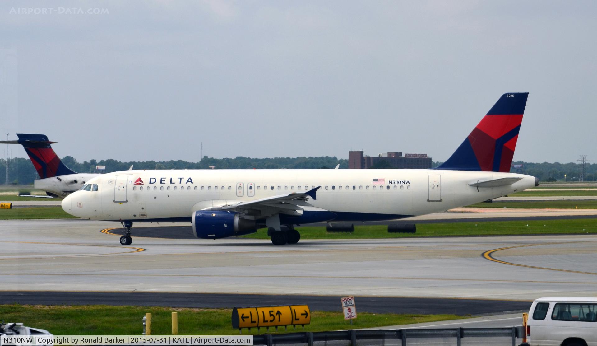 N310NW, 1990 Airbus A320-211 C/N 121, Taxi for takeoff Atlanta