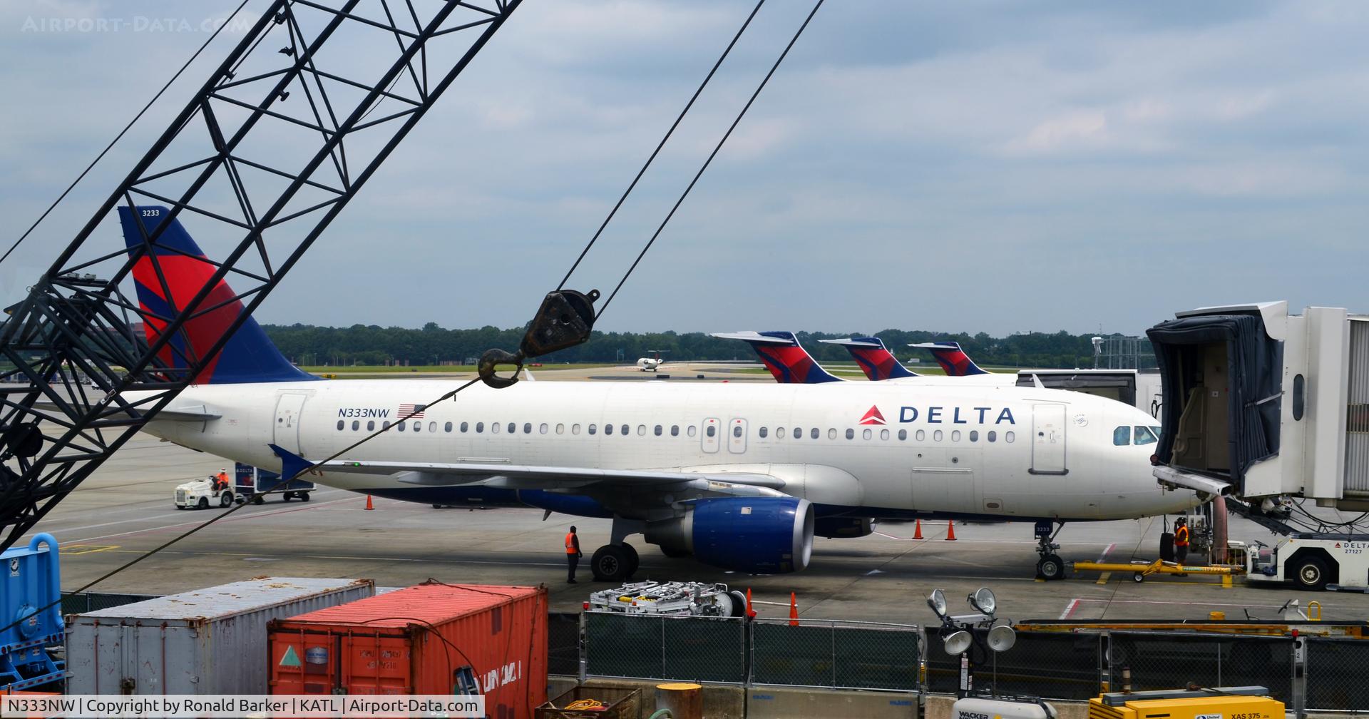 N333NW, 1992 Airbus A320-211 C/N 329, At the gate Atlanta