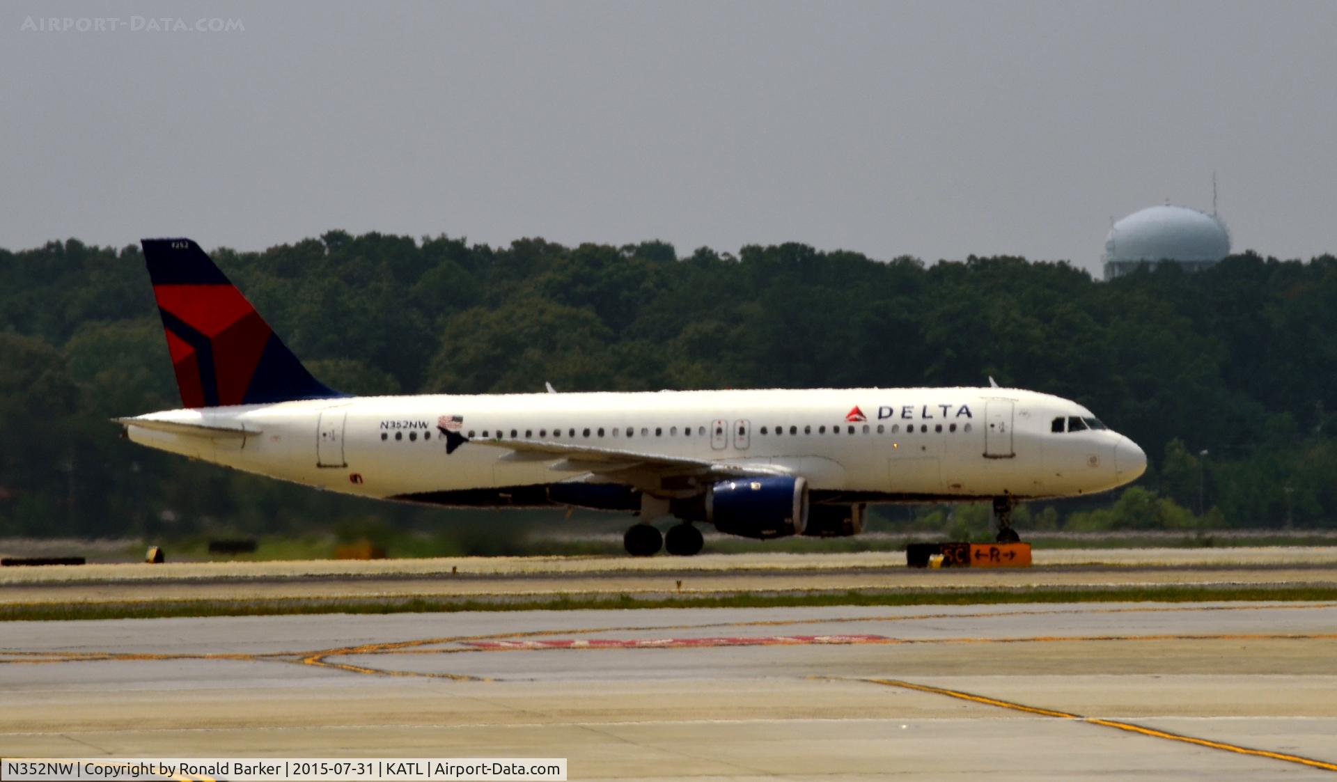 N352NW, 1998 Airbus A320-212 C/N 778, Taxi Atlanta