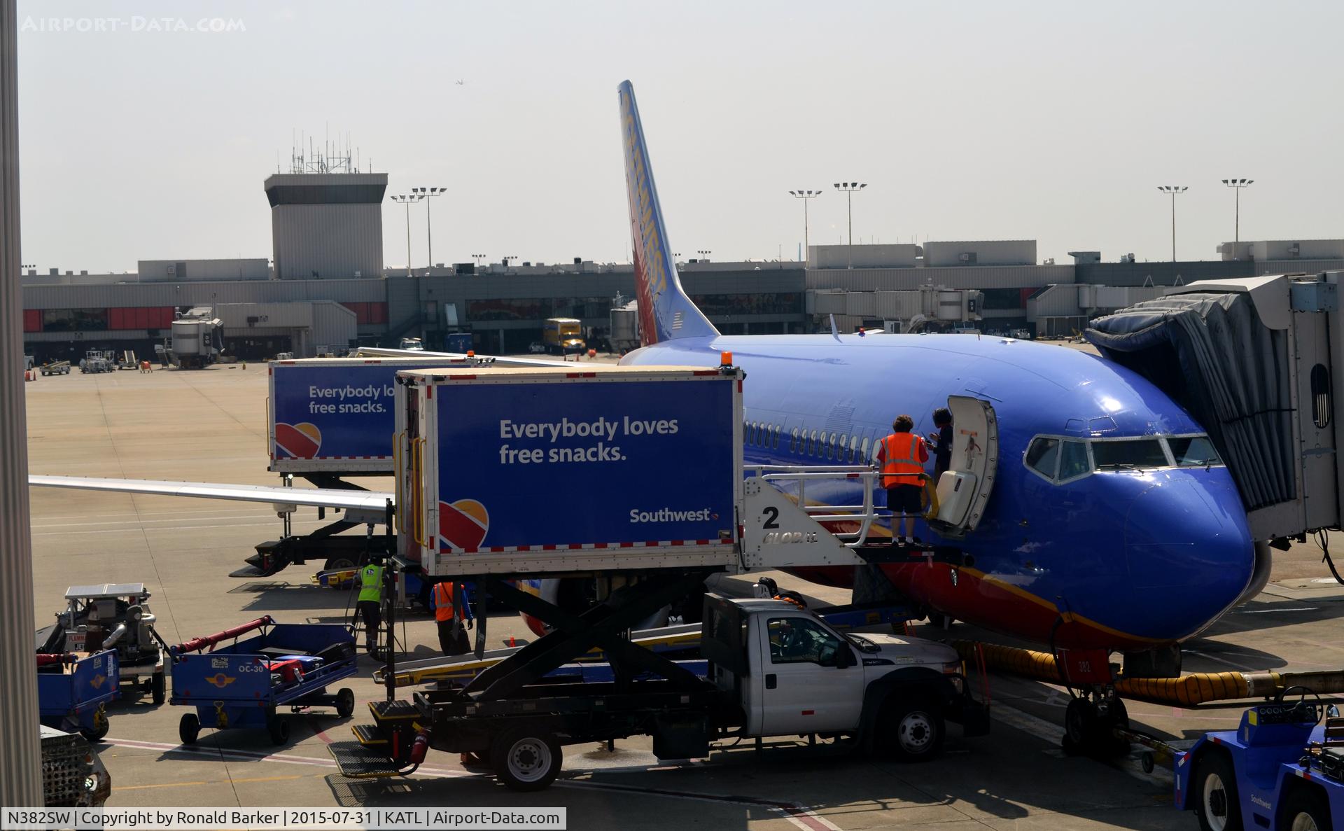 N382SW, 1994 Boeing 737-3H4 C/N 26588, At the gate Atlanta