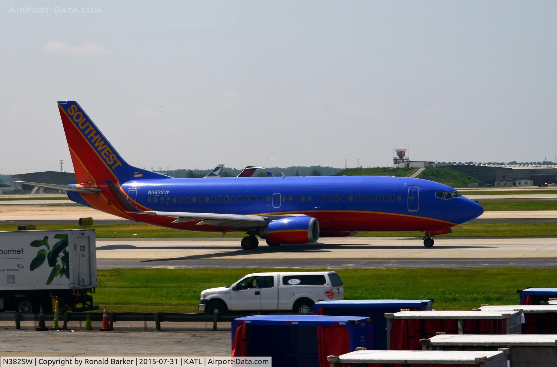 N382SW, 1994 Boeing 737-3H4 C/N 26588, Taxi Atlanta