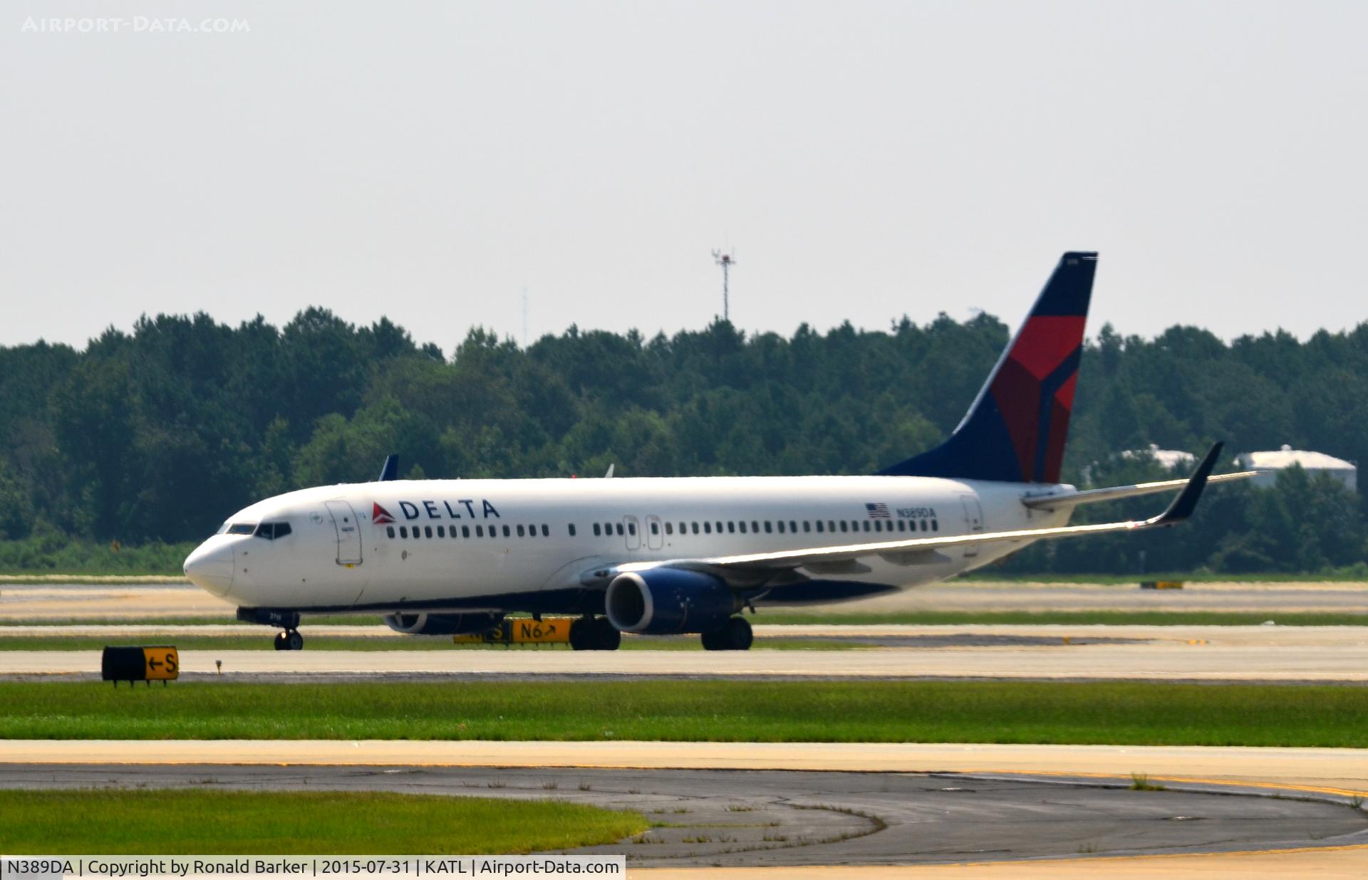 N389DA, 2000 Boeing 737-832 C/N 30376, Taxi Atlanta