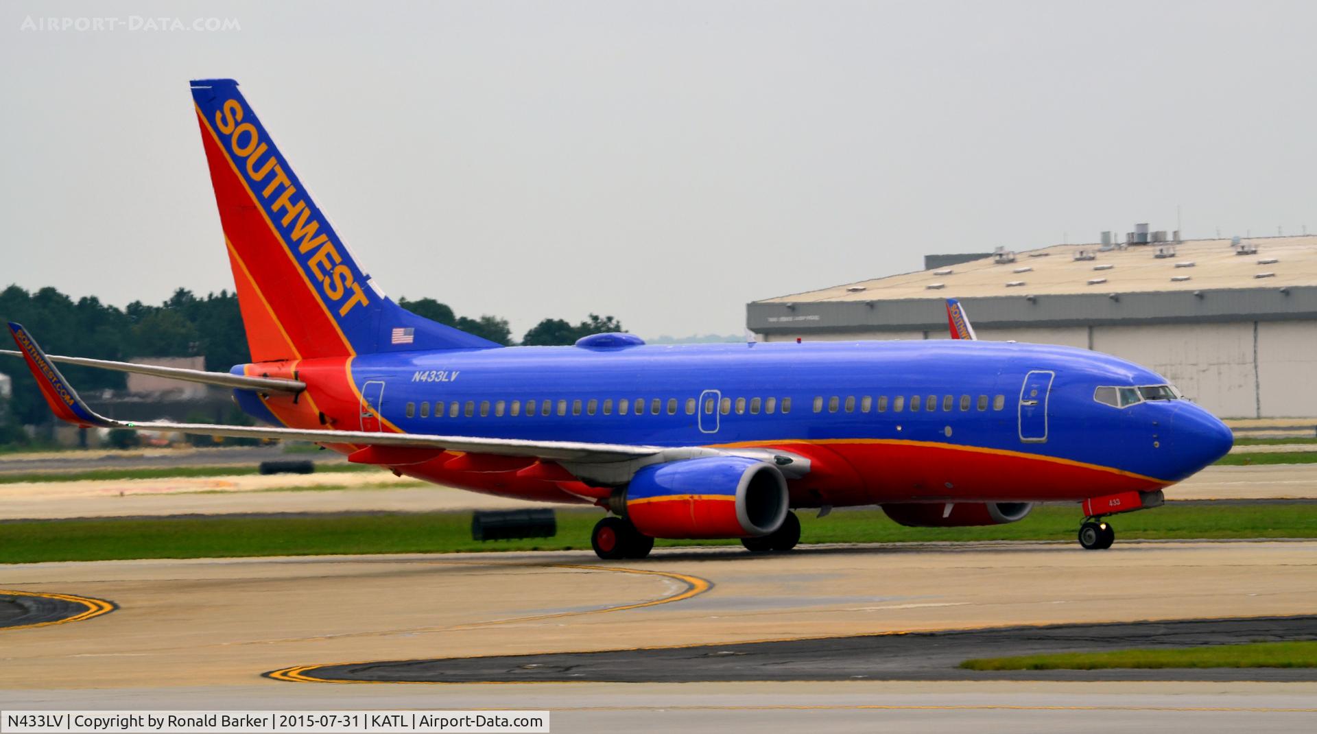N433LV, 2003 Boeing 737-7H4 C/N 33716, Taxi Atlanta