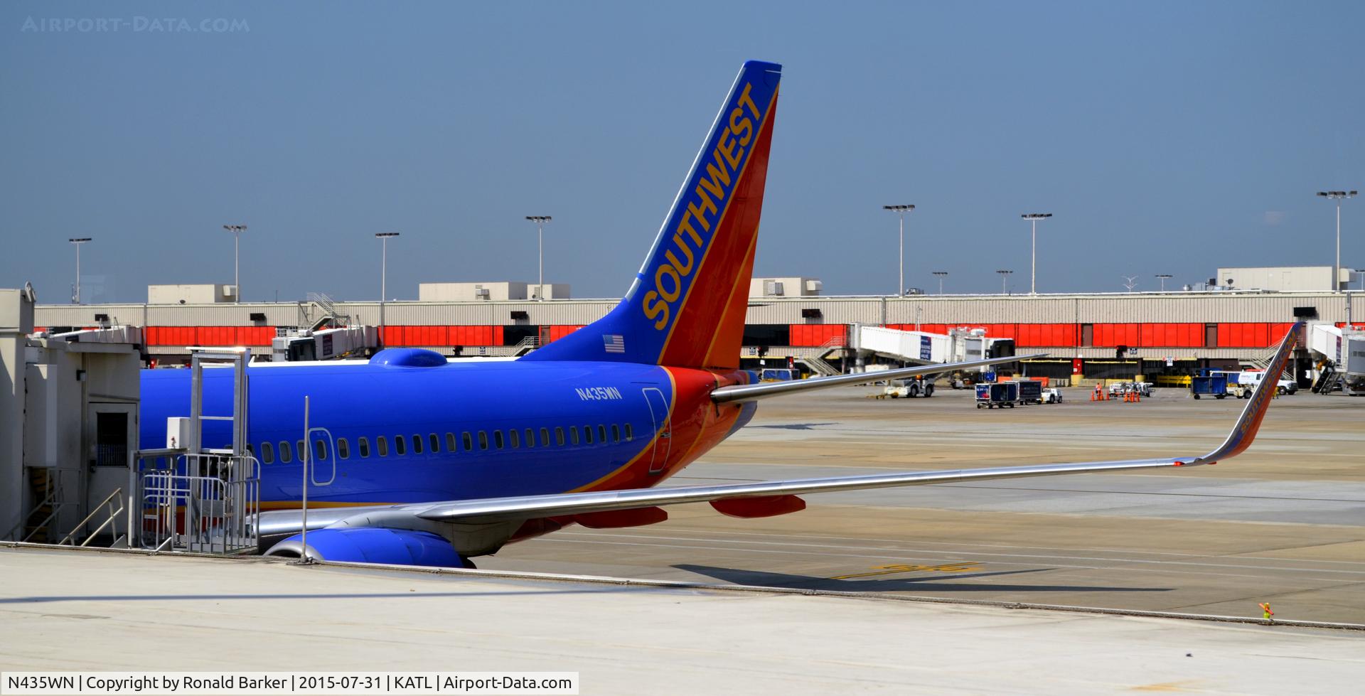 N435WN, 2003 Boeing 737-7H4 C/N 32455, At the gate Atlanta