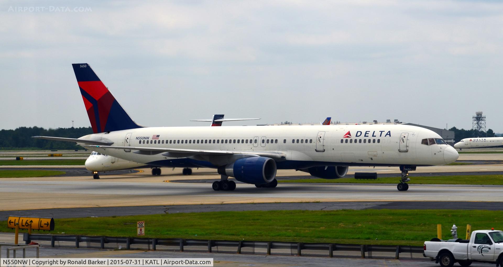 N550NW, 2001 Boeing 757-251 C/N 26497, Taxi Atlanta