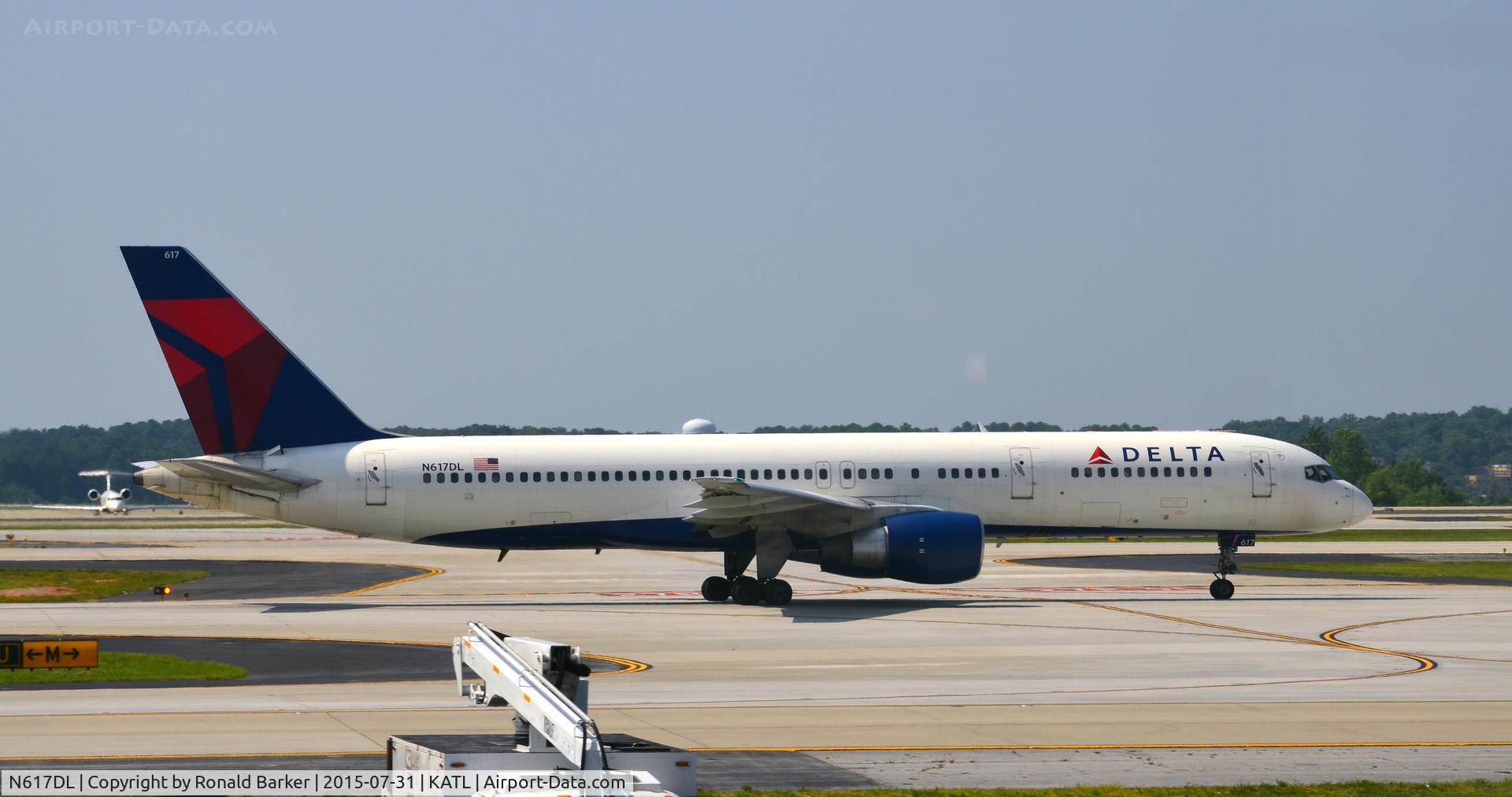 N617DL, 1986 Boeing 757-232 C/N 22907, Taxi Atlanta