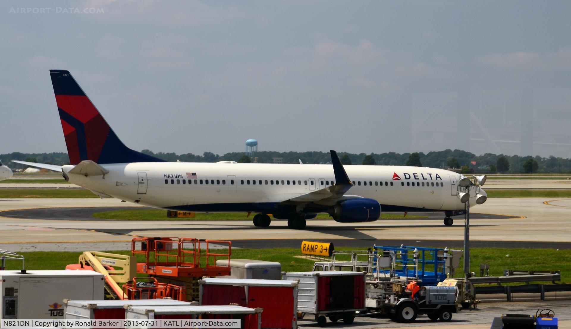 N821DN, 2014 Boeing 737-932/ER C/N 31932, Taxi to park Atlanta