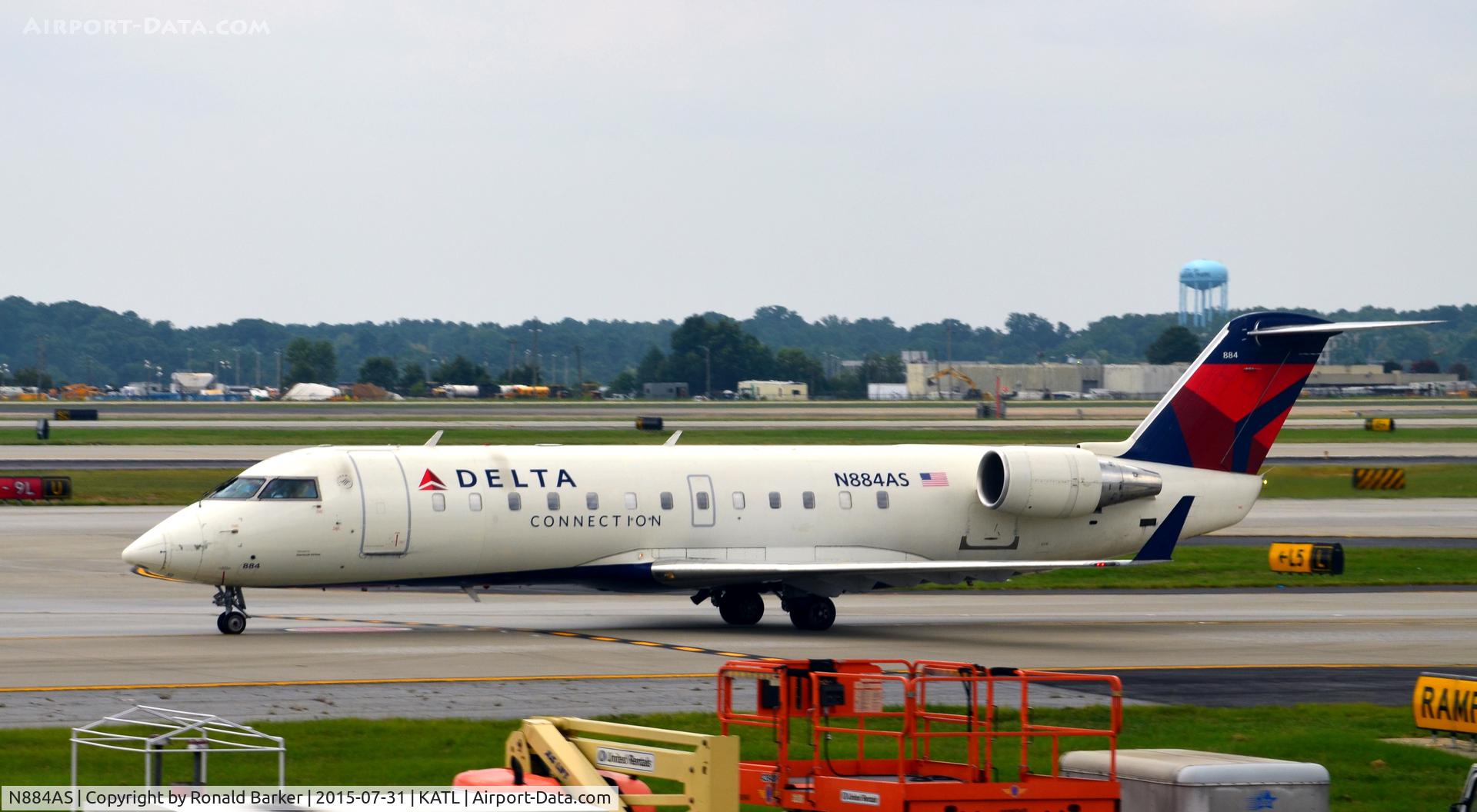 N884AS, 2001 Bombardier CRJ-200ER (CL-600-2B19) C/N 7513, Taxi to park Atlanta