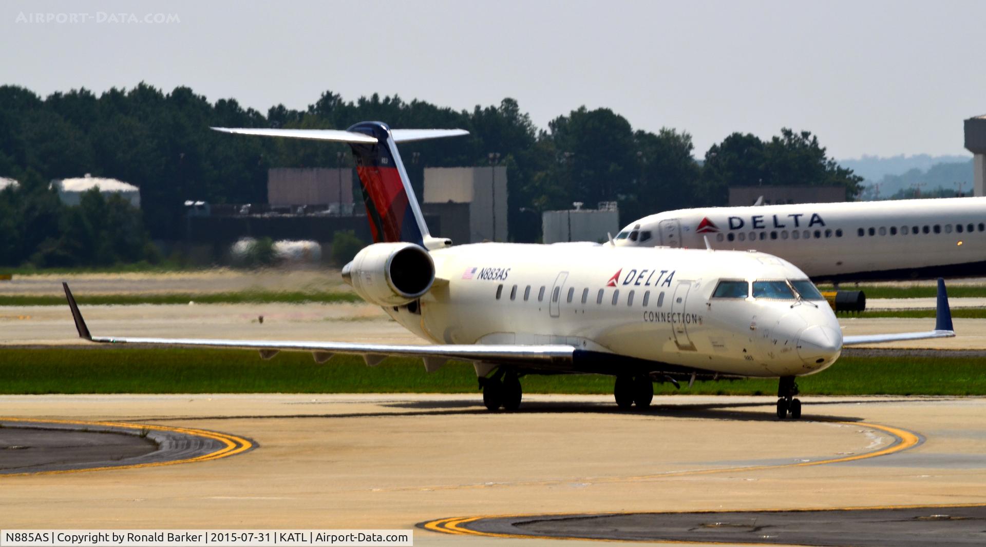 N885AS, 2001 Bombardier CRJ-200ER (CL-600-2B19) C/N 7521, Taxi to park Atlanta