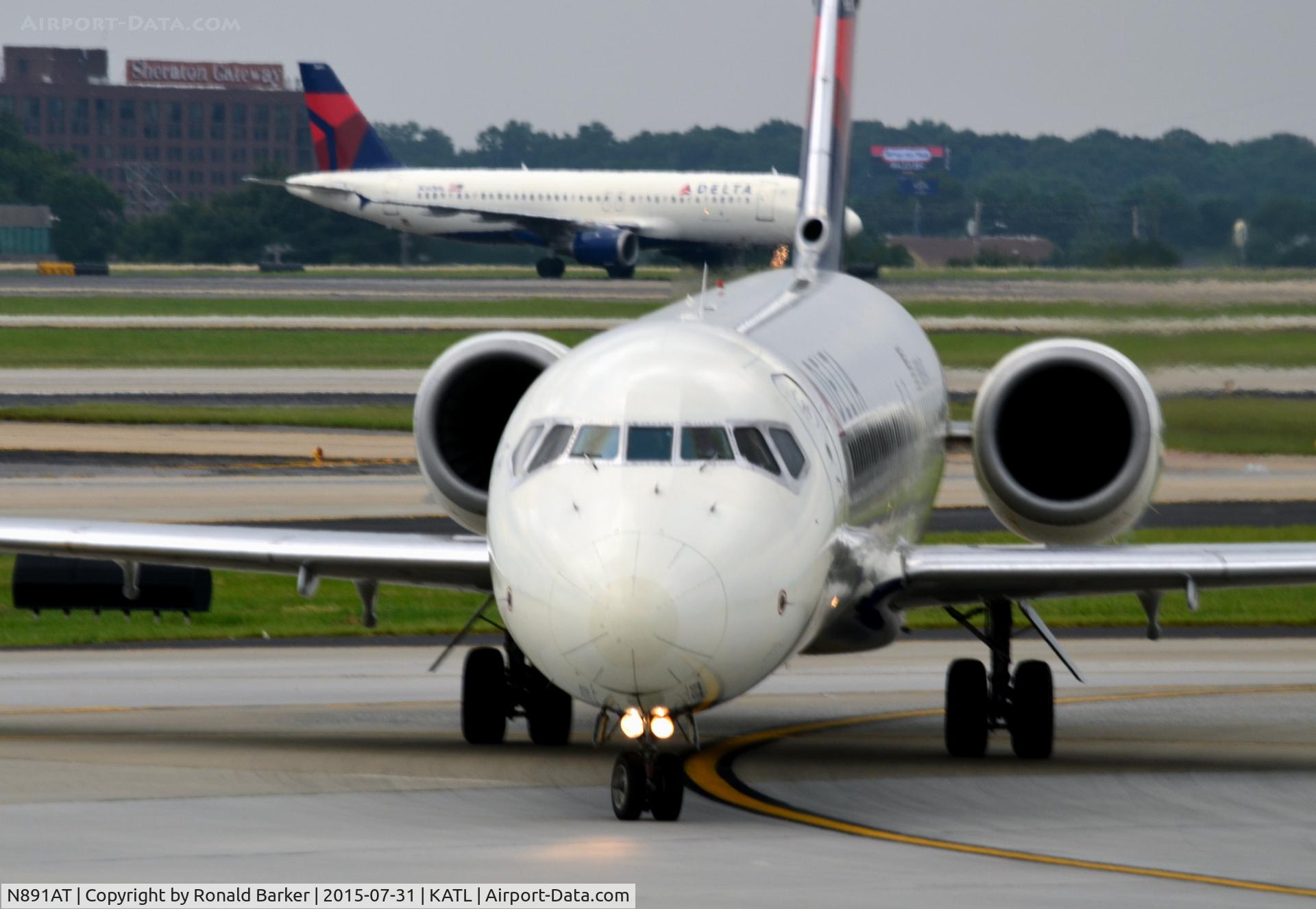 N891AT, 2004 Boeing 717-200 C/N 55043, Taxi Atlanta