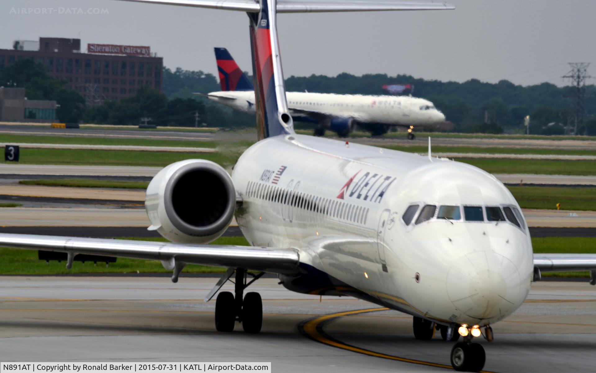 N891AT, 2004 Boeing 717-200 C/N 55043, Taxi Atlanta