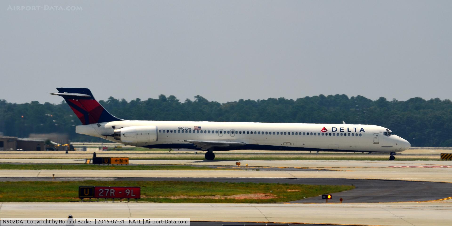 N902DA, 1994 McDonnell Douglas MD-90-30 C/N 53382, Taxi to park Atlanta