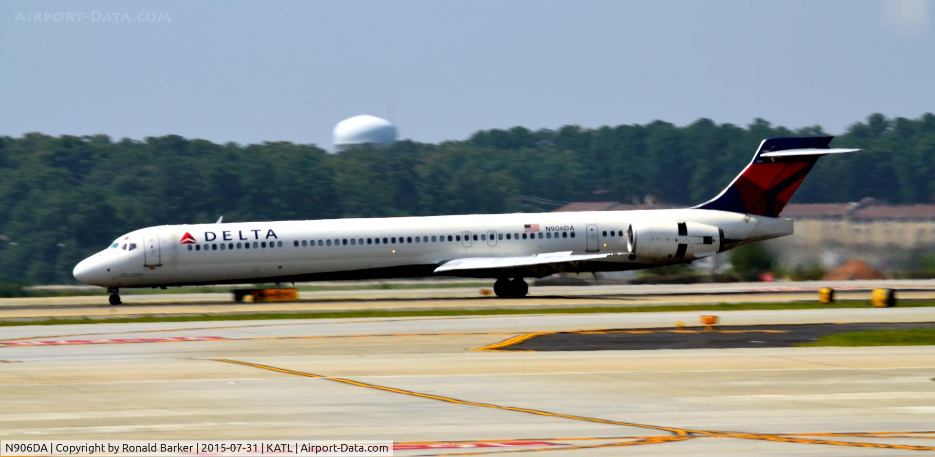 N906DA, 1995 McDonnell Douglas MD-90-30 C/N 53386, Landing Atlanta