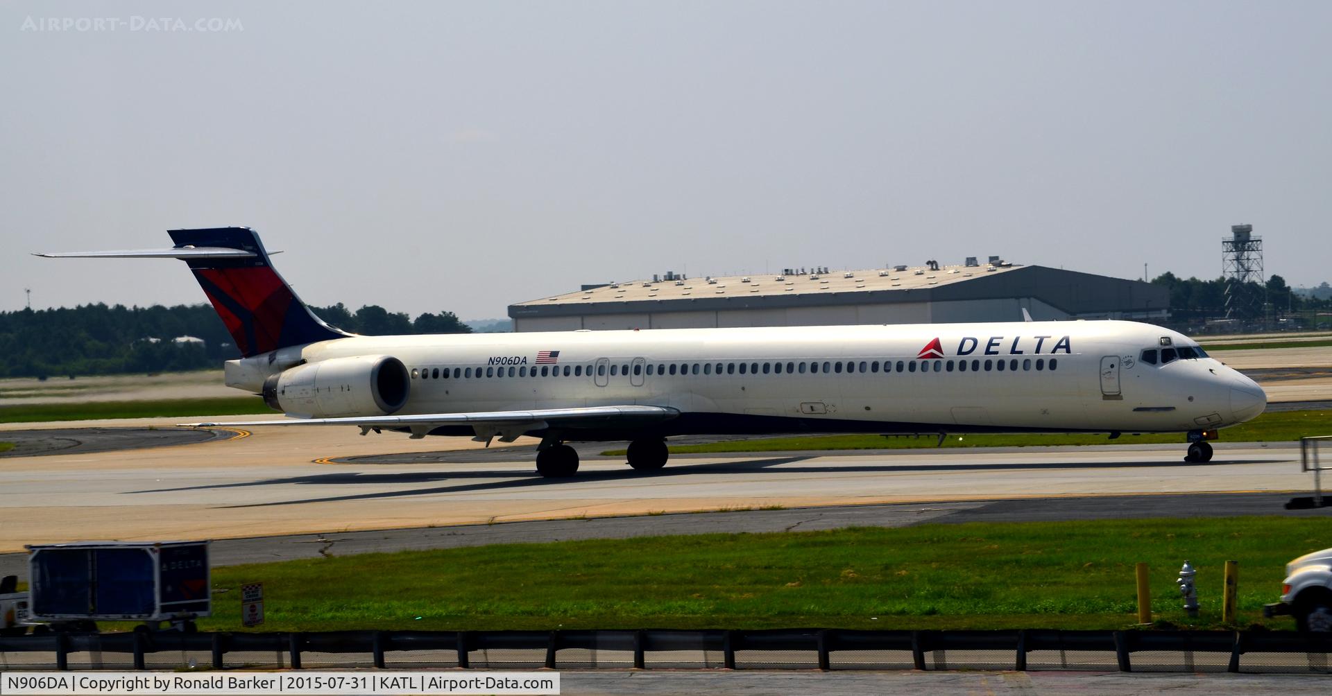 N906DA, 1995 McDonnell Douglas MD-90-30 C/N 53386, Taxi Atlanta