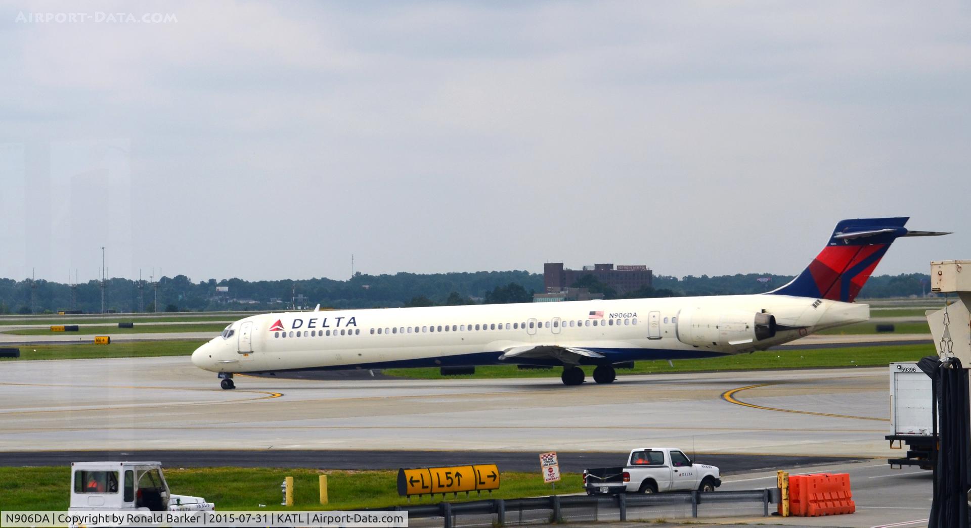 N906DA, 1995 McDonnell Douglas MD-90-30 C/N 53386, Taxi Atlanta