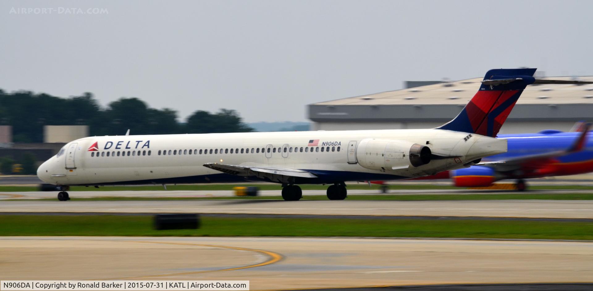 N906DA, 1995 McDonnell Douglas MD-90-30 C/N 53386, Taxi Atlanta