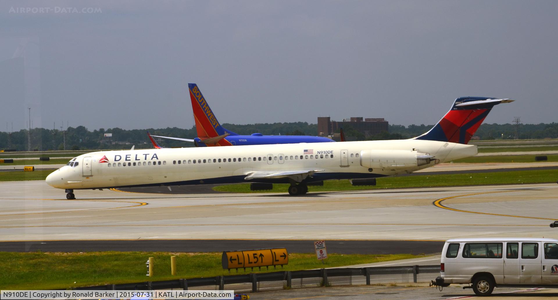 N910DE, 1992 McDonnell Douglas MD-88 C/N 53419, Taxi Atlanta
