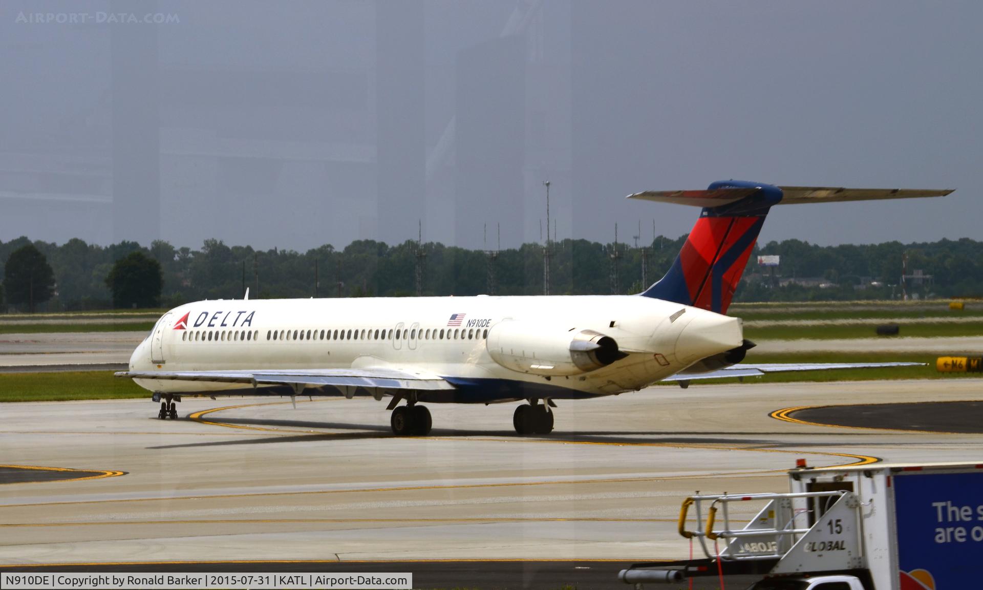 N910DE, 1992 McDonnell Douglas MD-88 C/N 53419, Taxi Atlanta