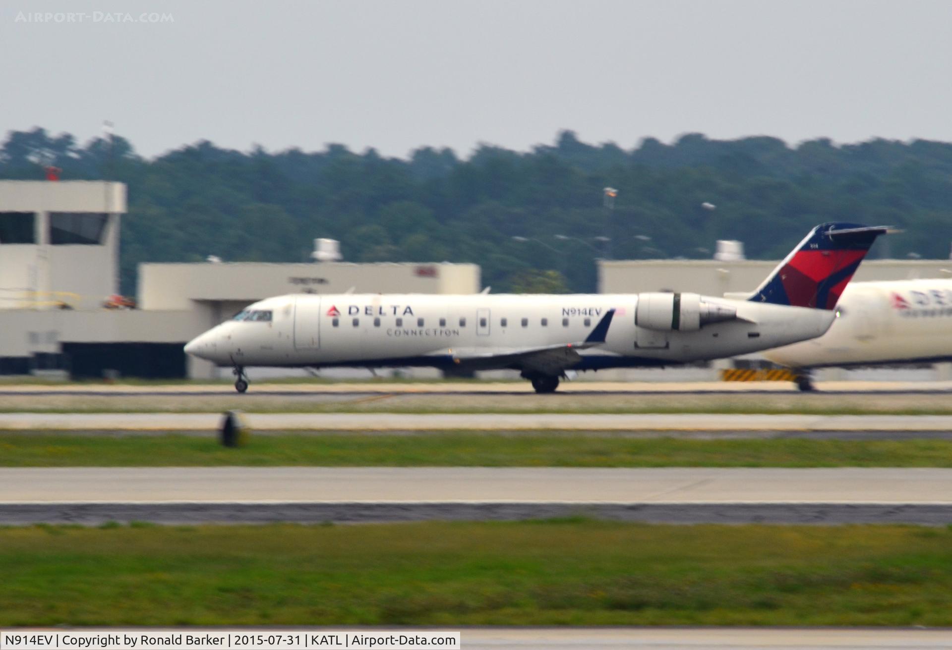 N914EV, 2003 Bombardier CRJ-200ER (CL-600-2B19) C/N 7752, Landing Atlanta