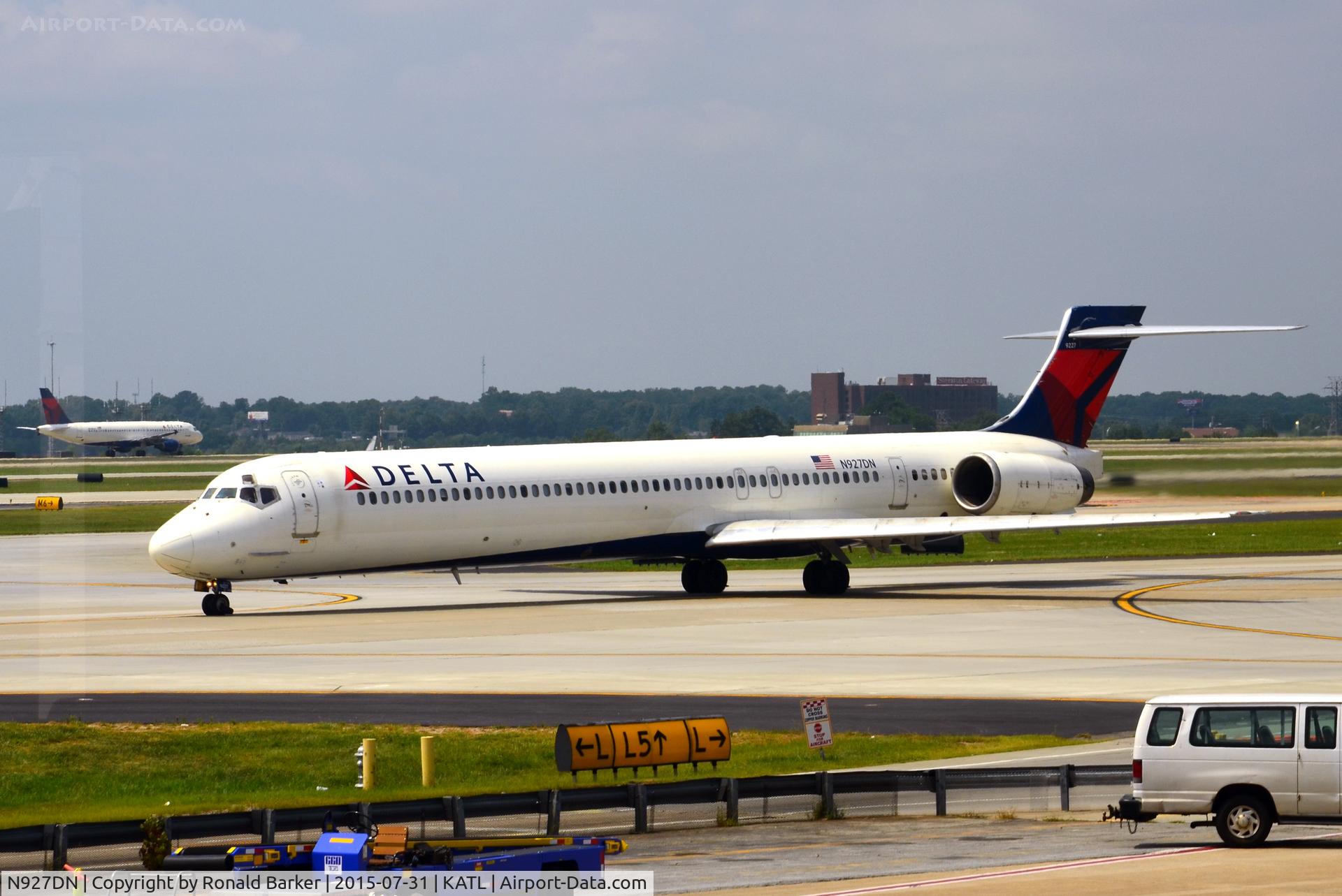 N927DN, 1999 McDonnell Douglas MD-90-30 C/N 53589, Taxi Atlanta