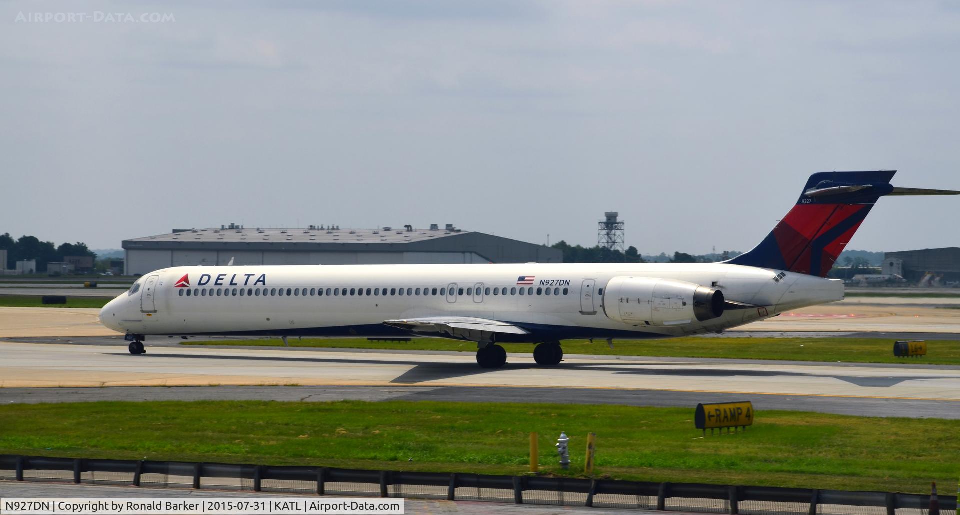 N927DN, 1999 McDonnell Douglas MD-90-30 C/N 53589, Taxi Atlanta