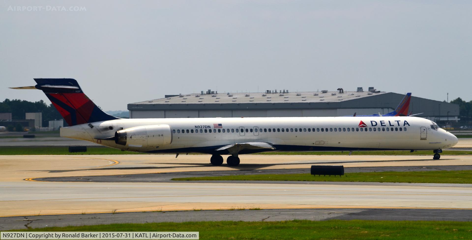 N927DN, 1999 McDonnell Douglas MD-90-30 C/N 53589, Taxi Atlanta
