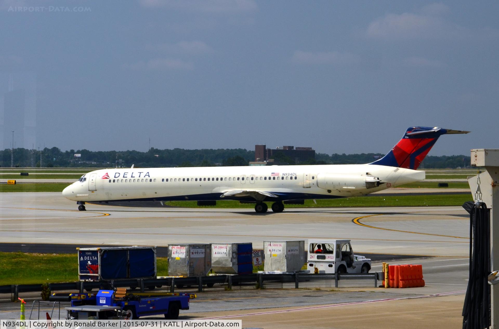 N934DL, 1989 McDonnell Douglas MD-88 C/N 49721, Taxi Atlanta