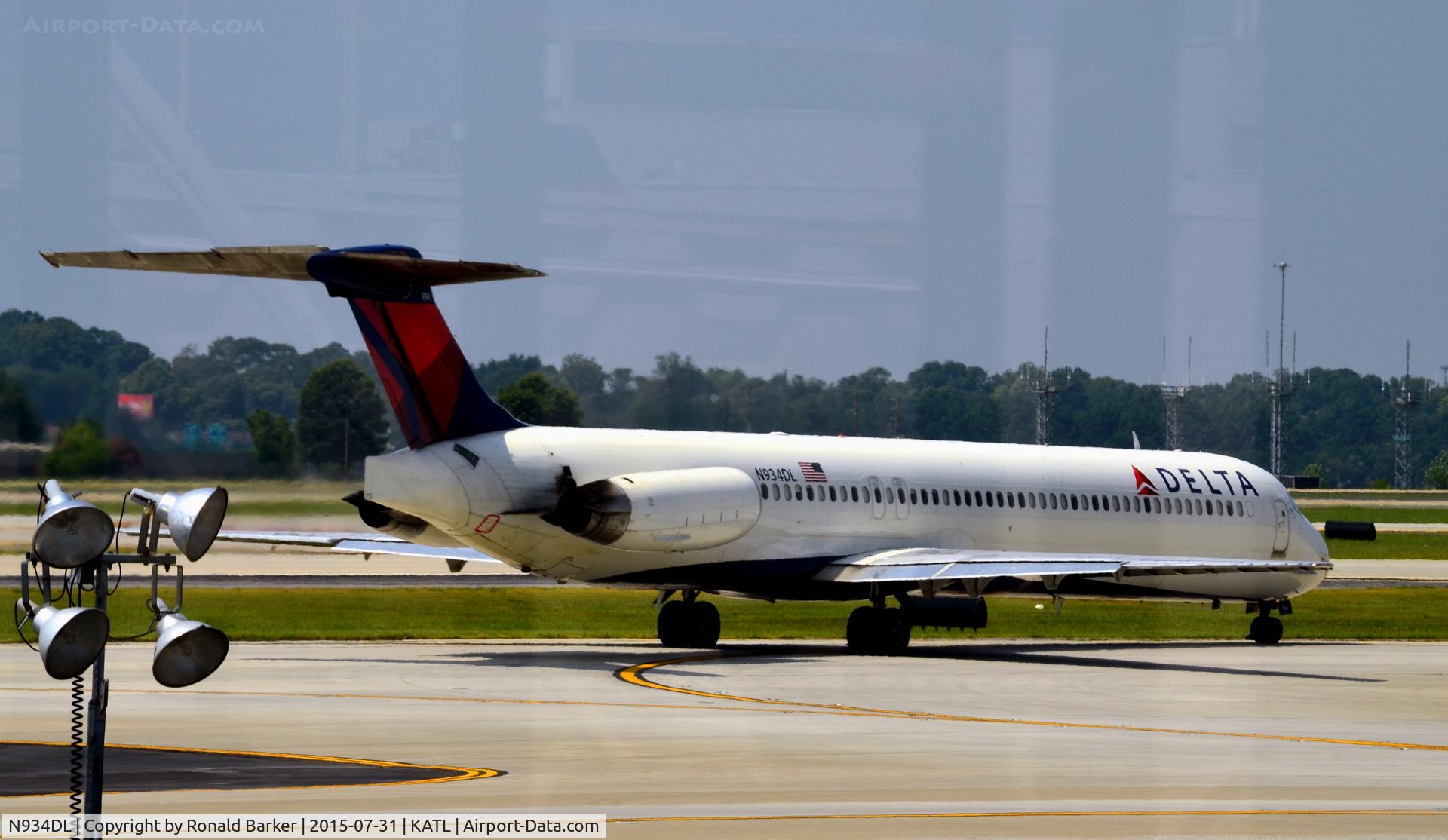 N934DL, 1989 McDonnell Douglas MD-88 C/N 49721, Taxi Atlanta