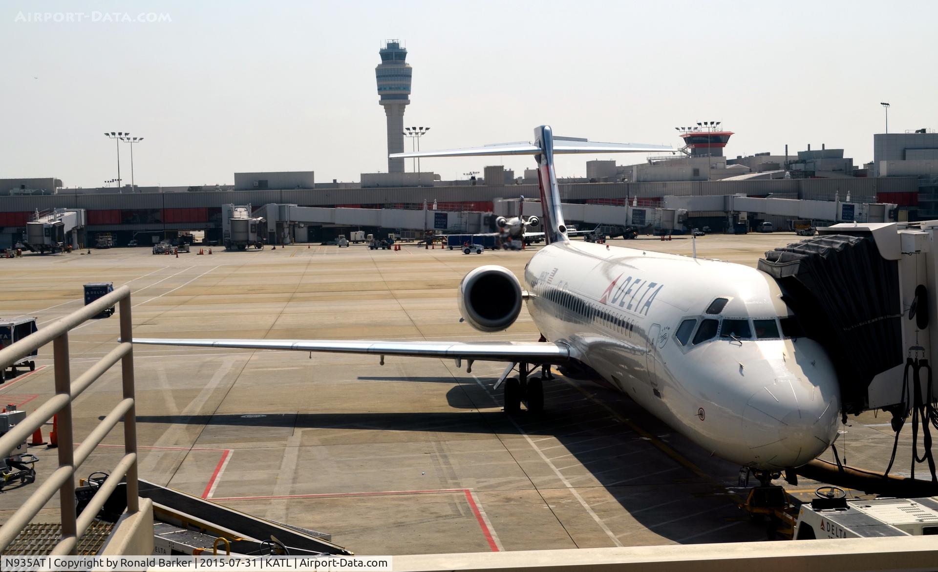 N935AT, 2000 Boeing 717-200 C/N 55069, At the gate Atlanta