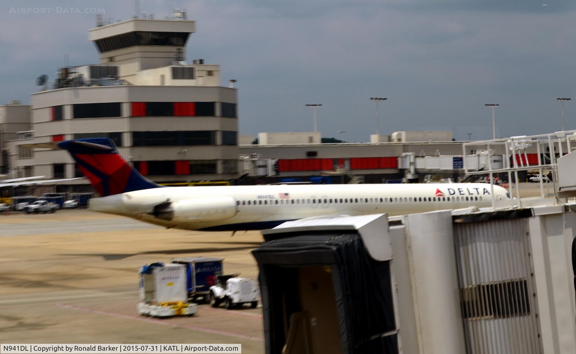 N941DL, 1989 McDonnell Douglas MD-88 C/N 49814, Taxi Atlanta