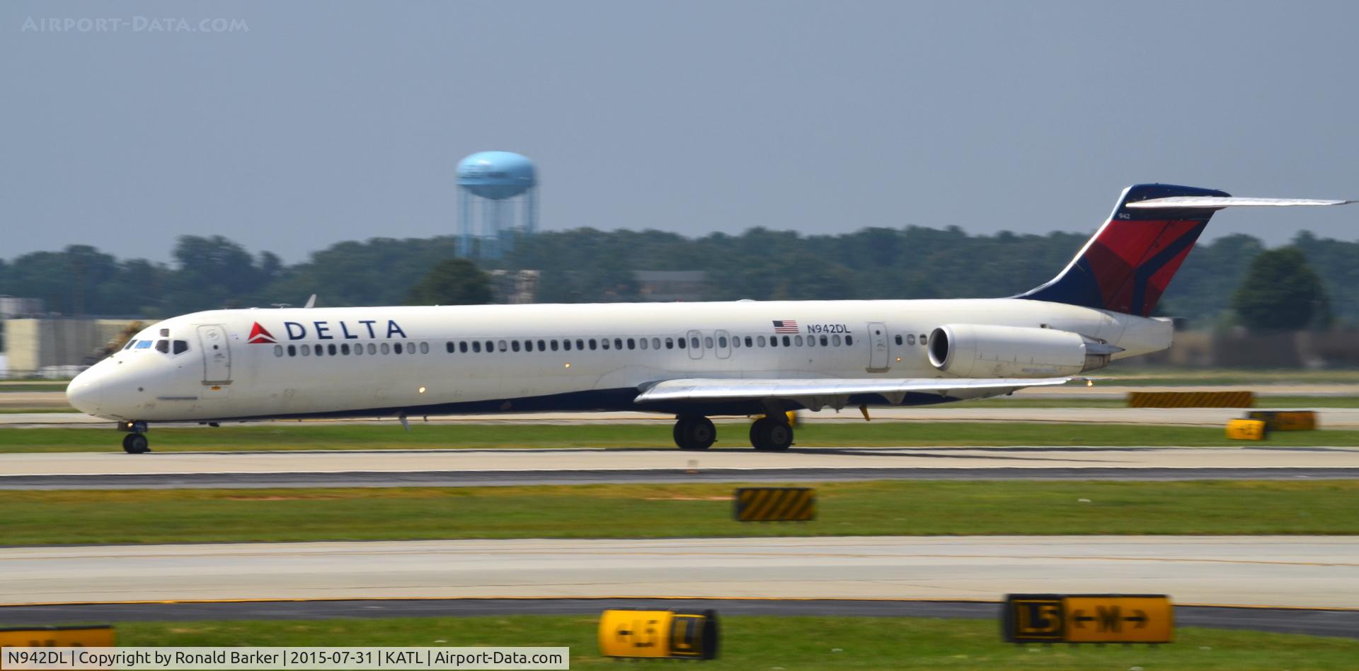 N942DL, 1989 McDonnell Douglas MD-88 C/N 49815, Taxi Atlanta