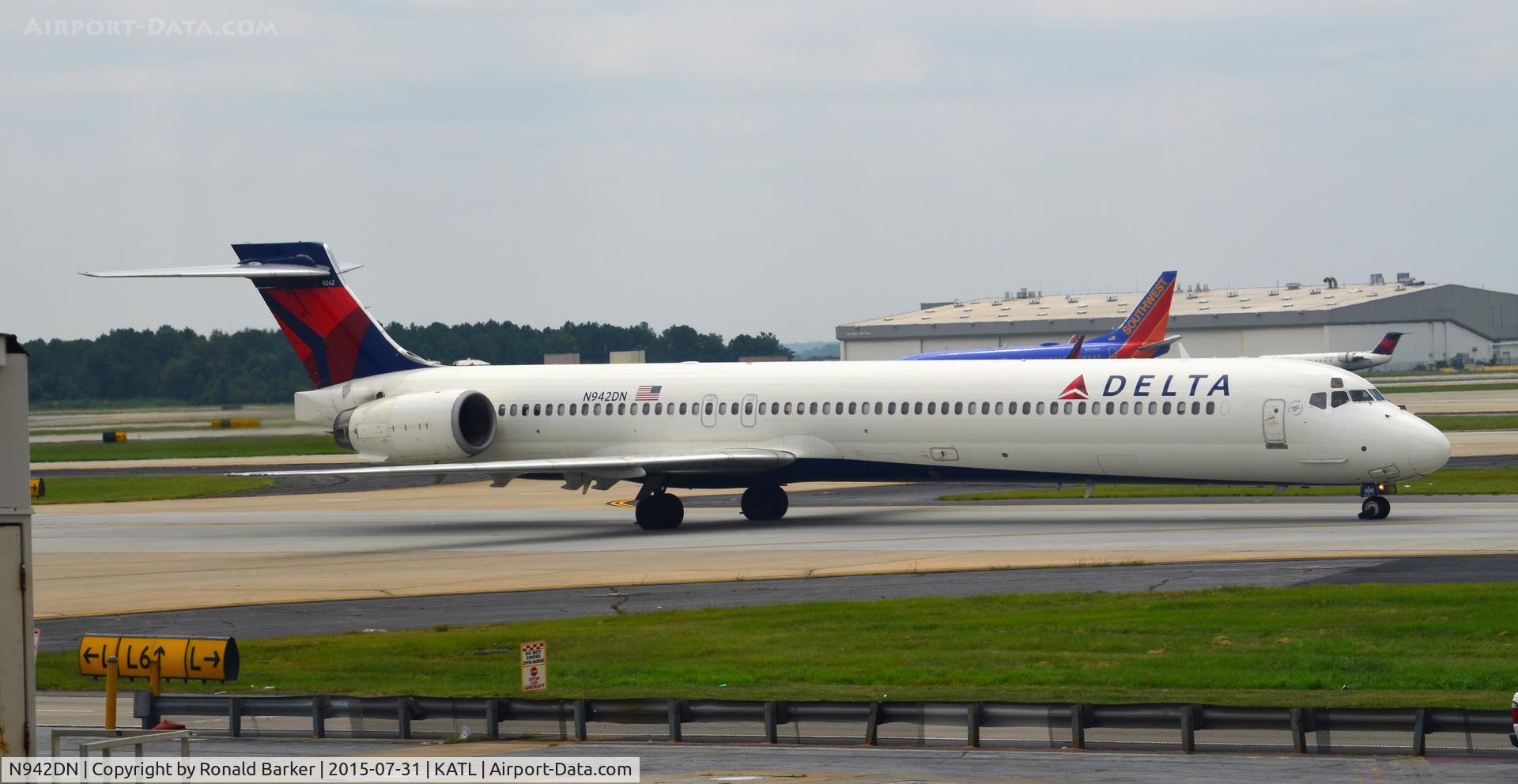 N942DN, 1997 McDonnell Douglas MD-90-30 C/N 53556, Taxi Atlanta