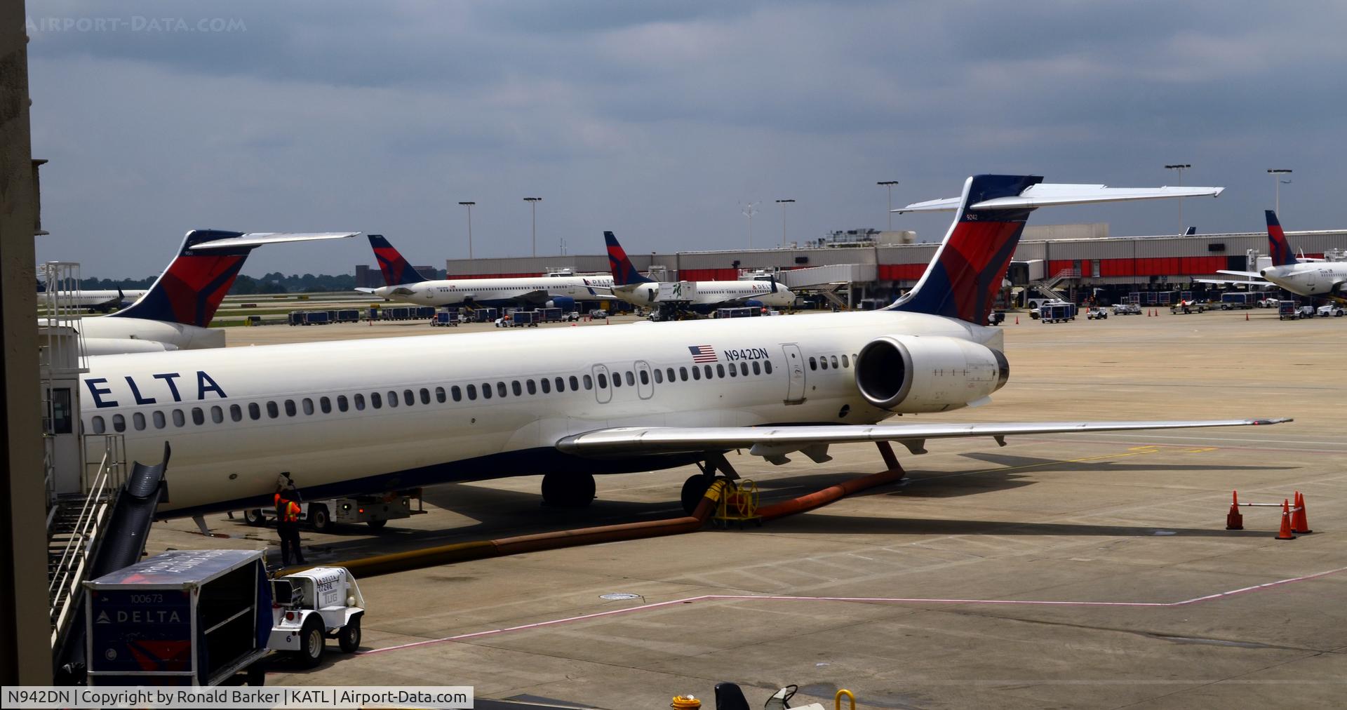 N942DN, 1997 McDonnell Douglas MD-90-30 C/N 53556, At the gate Atlanta