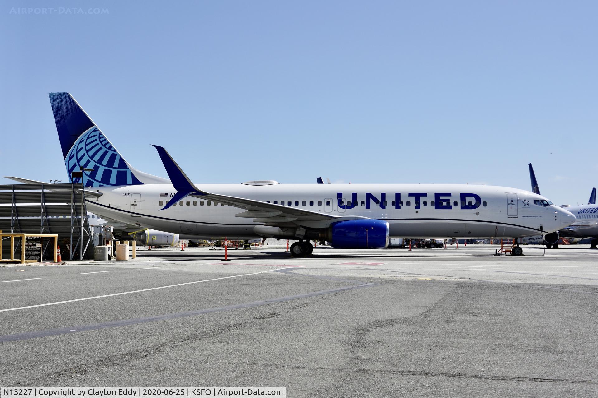 N13227, 1999 Boeing 737-824 C/N 28788, 1999 Boeing 737-800 SFO 2020.