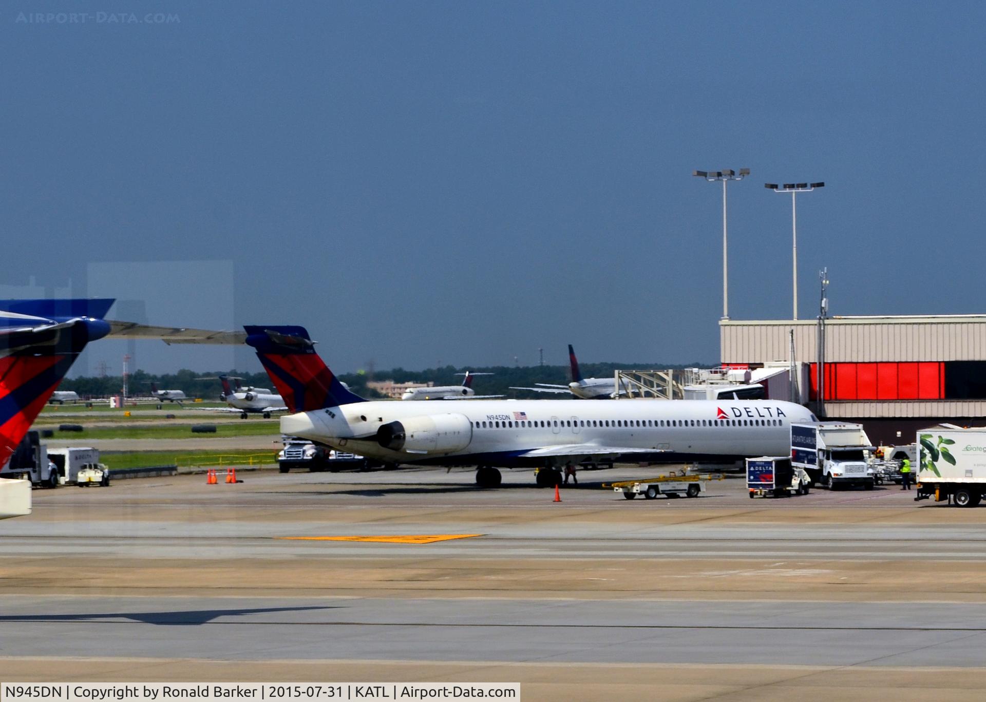 N945DN, 1998 McDonnell Douglas MD-90-30 C/N 53359, Parked Atlanta