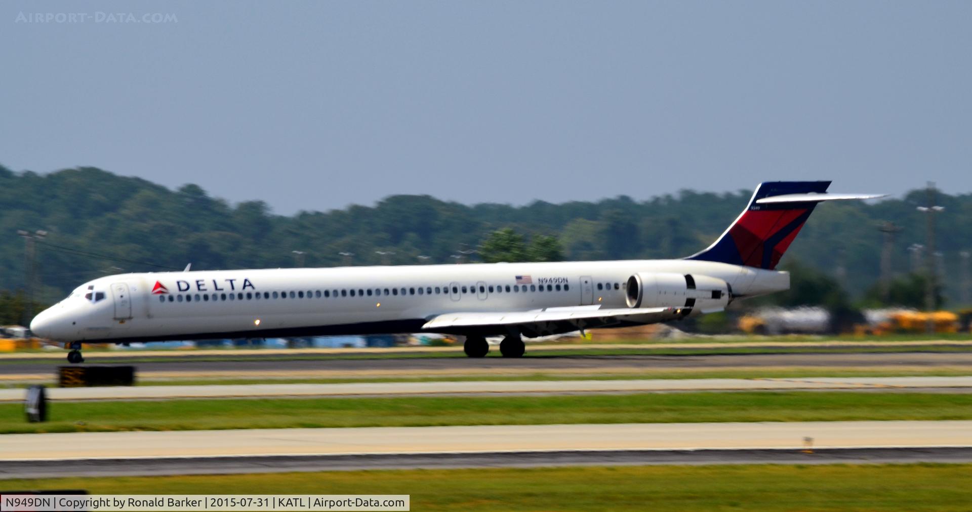 N949DN, 1997 McDonnell Douglas MD-90-30 C/N 53358, Landing Atlanta