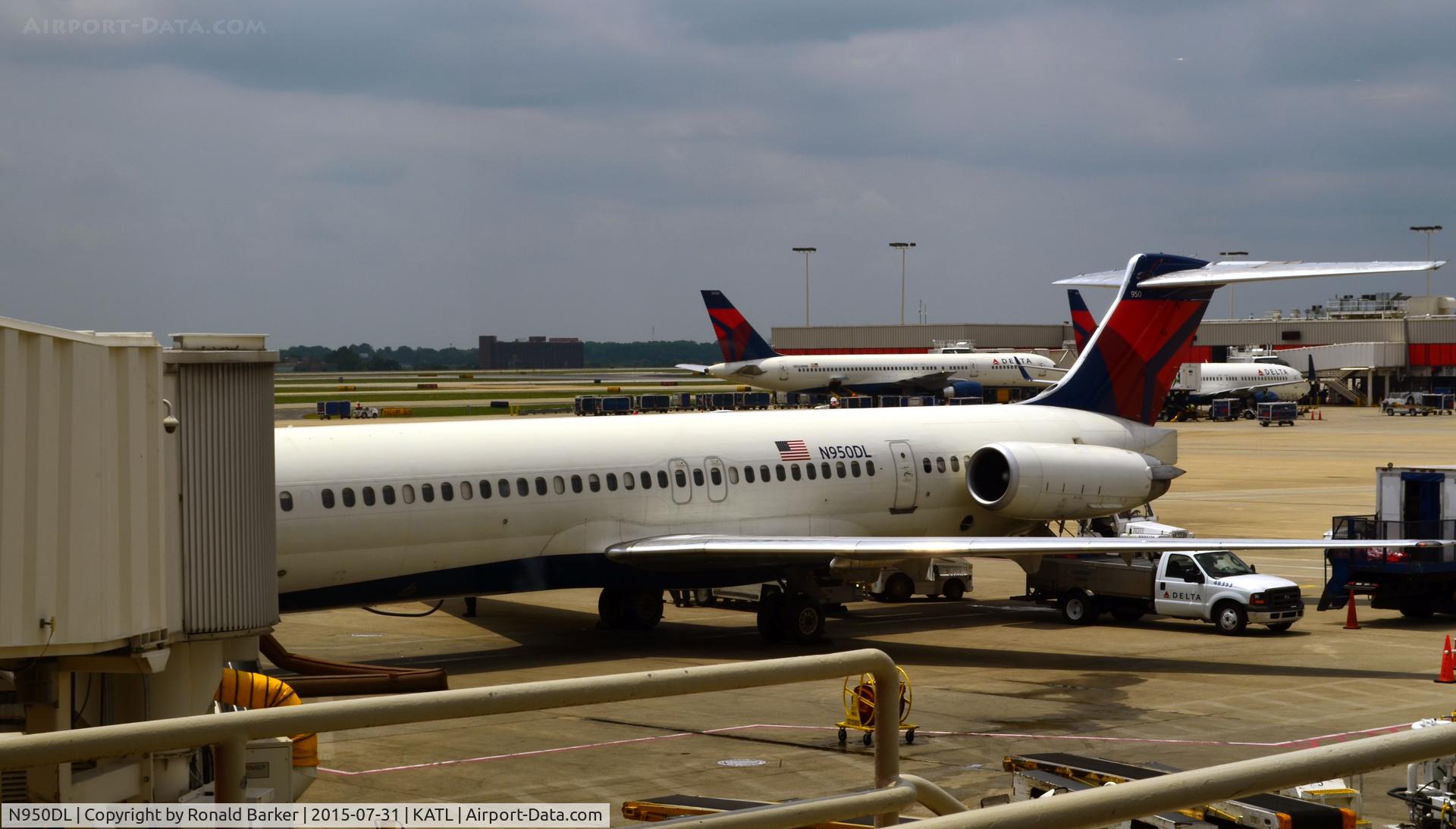 N950DL, 1990 McDonnell Douglas MD-88 C/N 49881, At the gate Atlanta