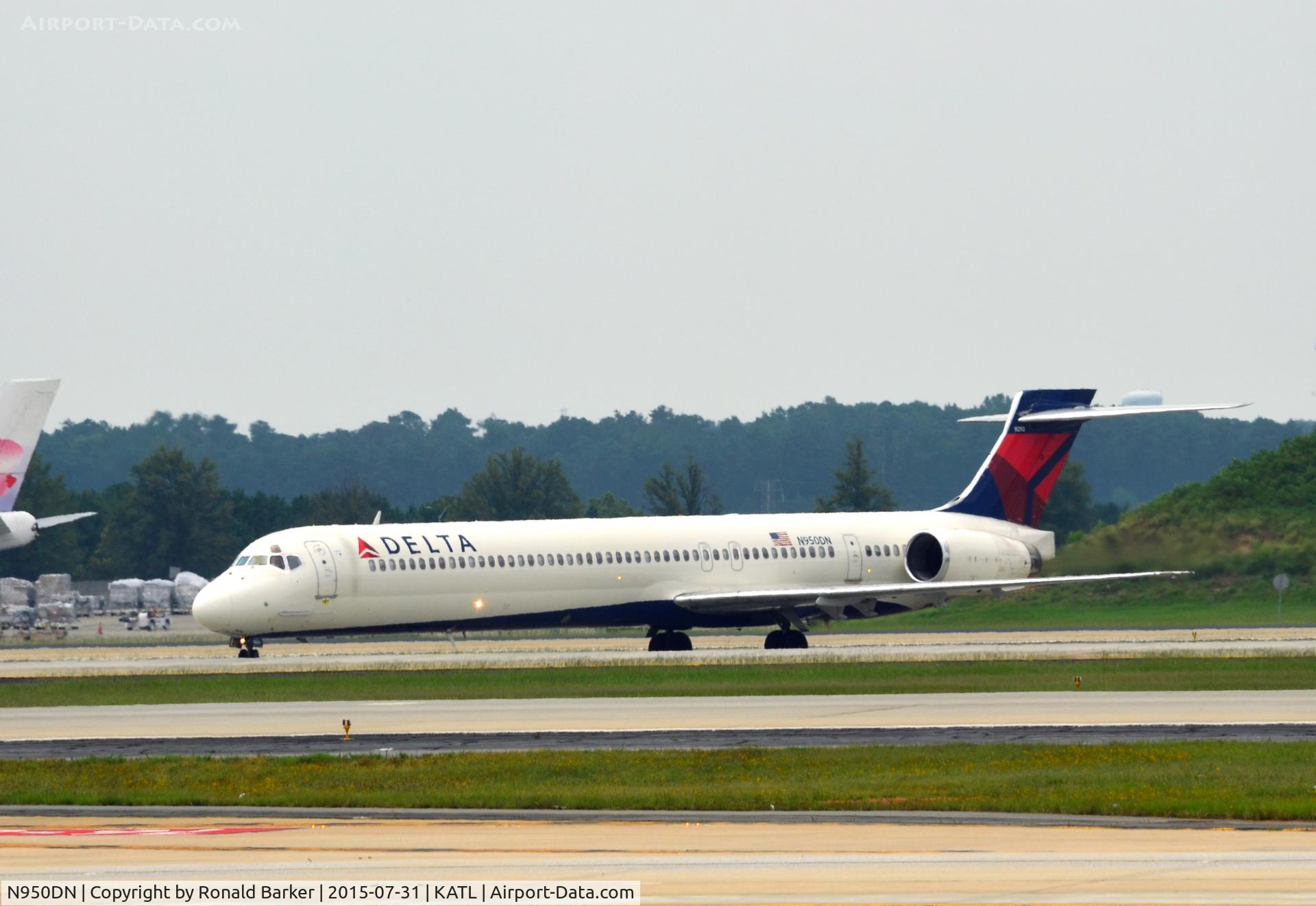 N950DN, 1997 McDonnell Douglas MD-90-30 C/N 53360, Taxi Atlanta